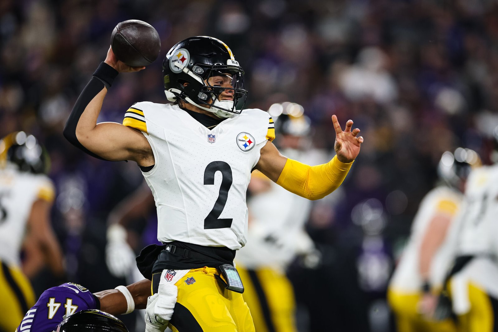  Justin Fields #2 de los Pittsburgh Steelers contra los Baltimore Ravens en la AFC Wild Card Playoff en el M&T Bank Stadium el 11 de enero de 2025 en Baltimore, Maryland. (Fotografía:Scott Taetsch/Getty Images)