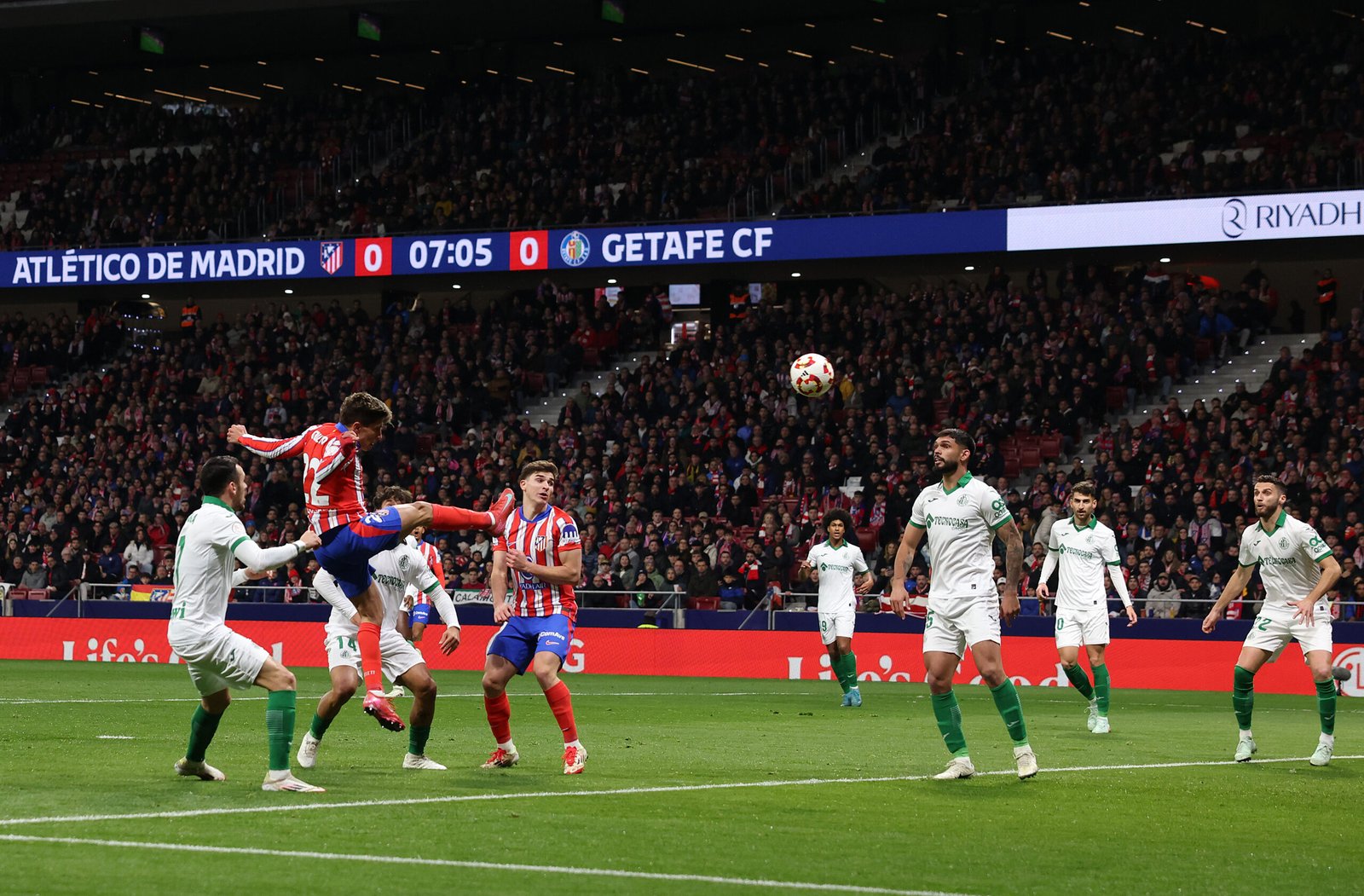 MADRID, ESPAÑA - 04 DE FEBRERO: Giuliano Simeone del Atlético de Madrid marca el primer gol de su equipo durante el partido de la Copa del Rey entre el Atlético de Madrid y el Getafe CF en el Riyadh Air Metropolitano el 04 de febrero de 2025 en Madrid, España. (Foto de Florencia Tan Jun/Getty Images)