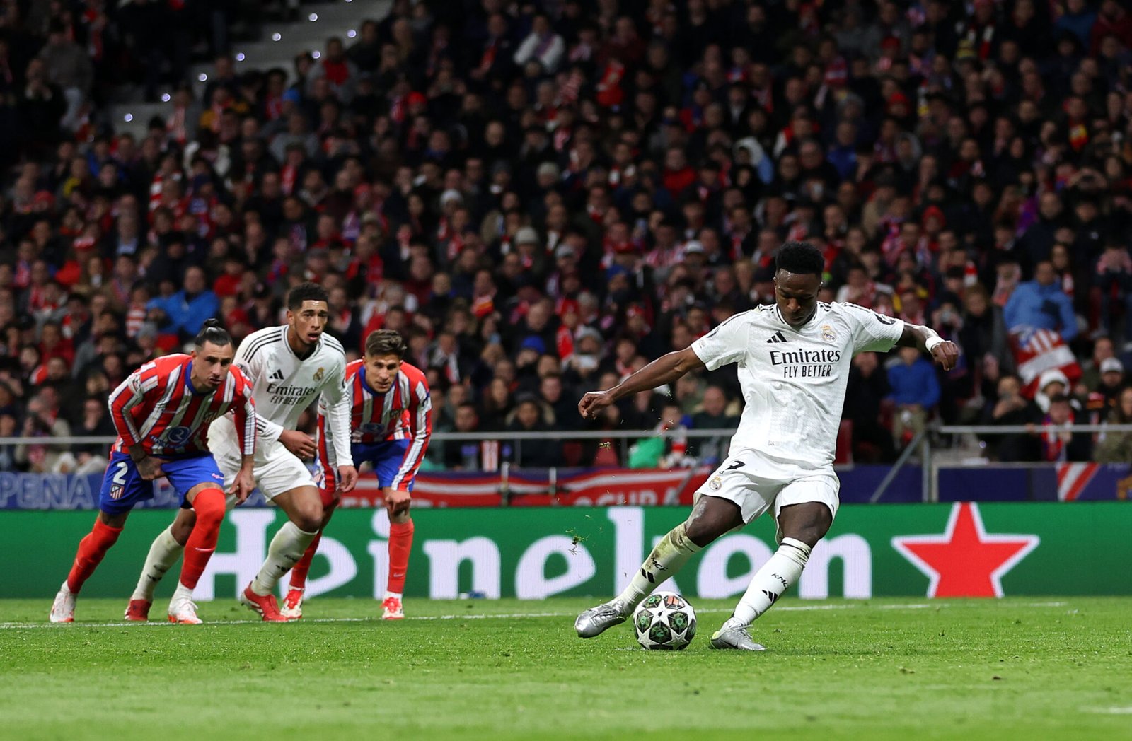 Vinicius Junior del Real Madrid lanza un penalti, que falla al salir por encima del larguero, durante el partido de vuelta de los octavos de final de la UEFA Champions League 2024/25 entre el Atlético de Madrid y el Real Madrid C.F. en el Estadio Metropolitano 