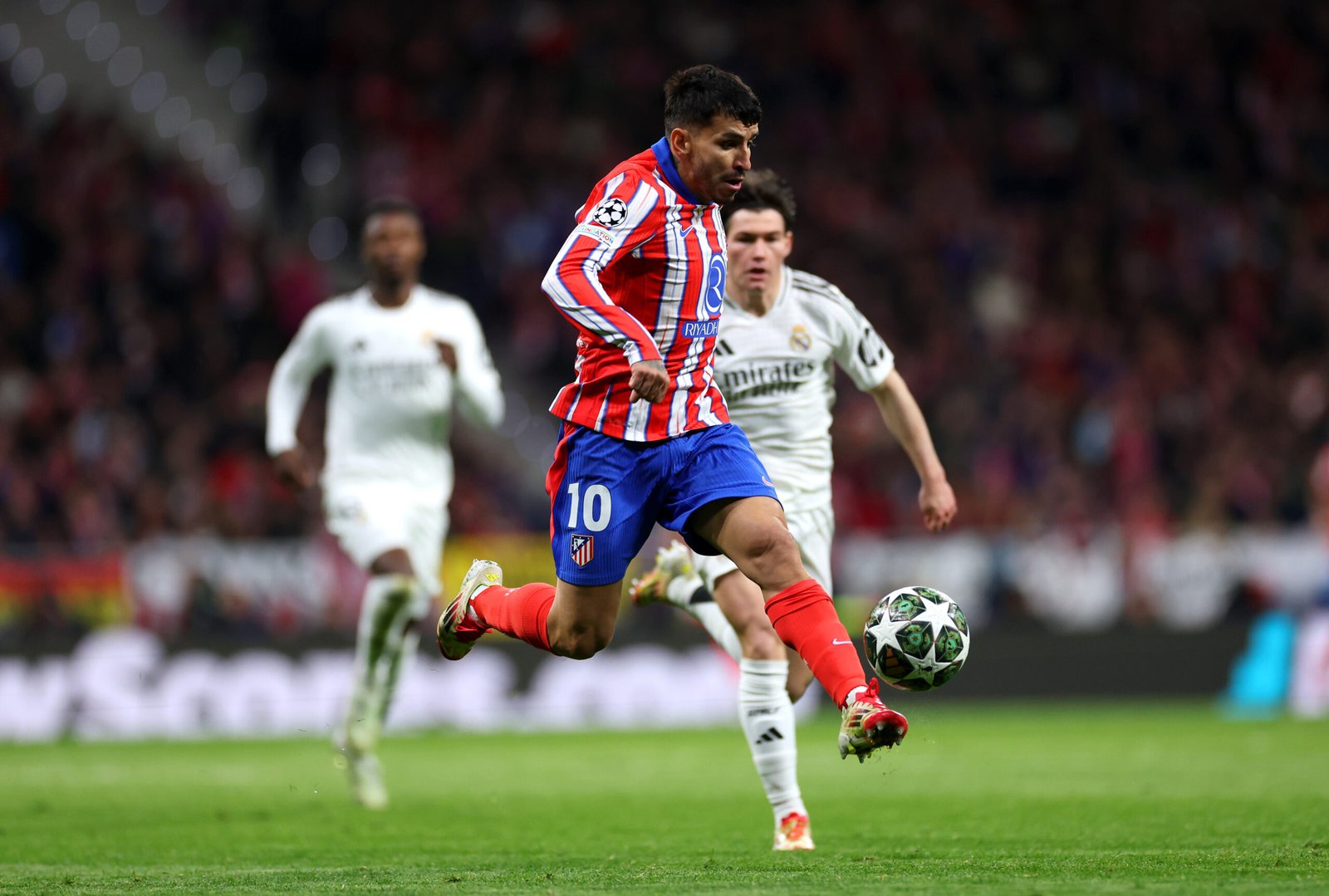 Ángel Correa, del Atlético de Madrid, controla el balón durante el partido de vuelta de los octavos de final de la UEFA Champions League 2024/25 entre el Atlético de Madrid y el Real Madrid C.F. en el Estadio Metropolitano