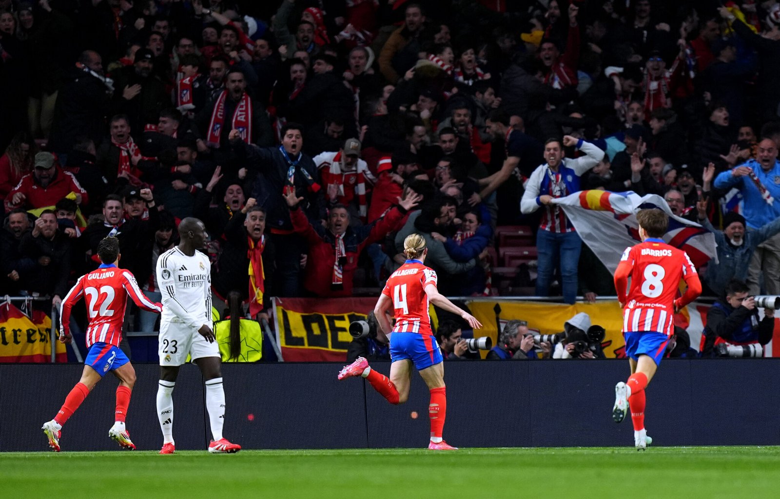 Ferland Mendy, del Real Madrid, observa a Conor Gallagher, del Atlético de Madrid, celebrar el primer gol de su equipo con sus compañeros durante el partido de vuelta de los octavos de final de la UEFA Champions League 2024/25 entre el Atlético de Madrid y el Real Madrid C.F. en el Estadio Metropolitano