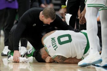 Jayson Tatum #0 de los Boston Celtics en el suelo después de doblarse el tobillo tras pisar en el pie a Domantas Sabonis #11 de los Sacramento Kings en el tercer cuarto en el Golden 1 Center el 24 de Marzo de 2025 en Sacramento, California. (Fotografía:Thearon W. Henderson/Getty Images)