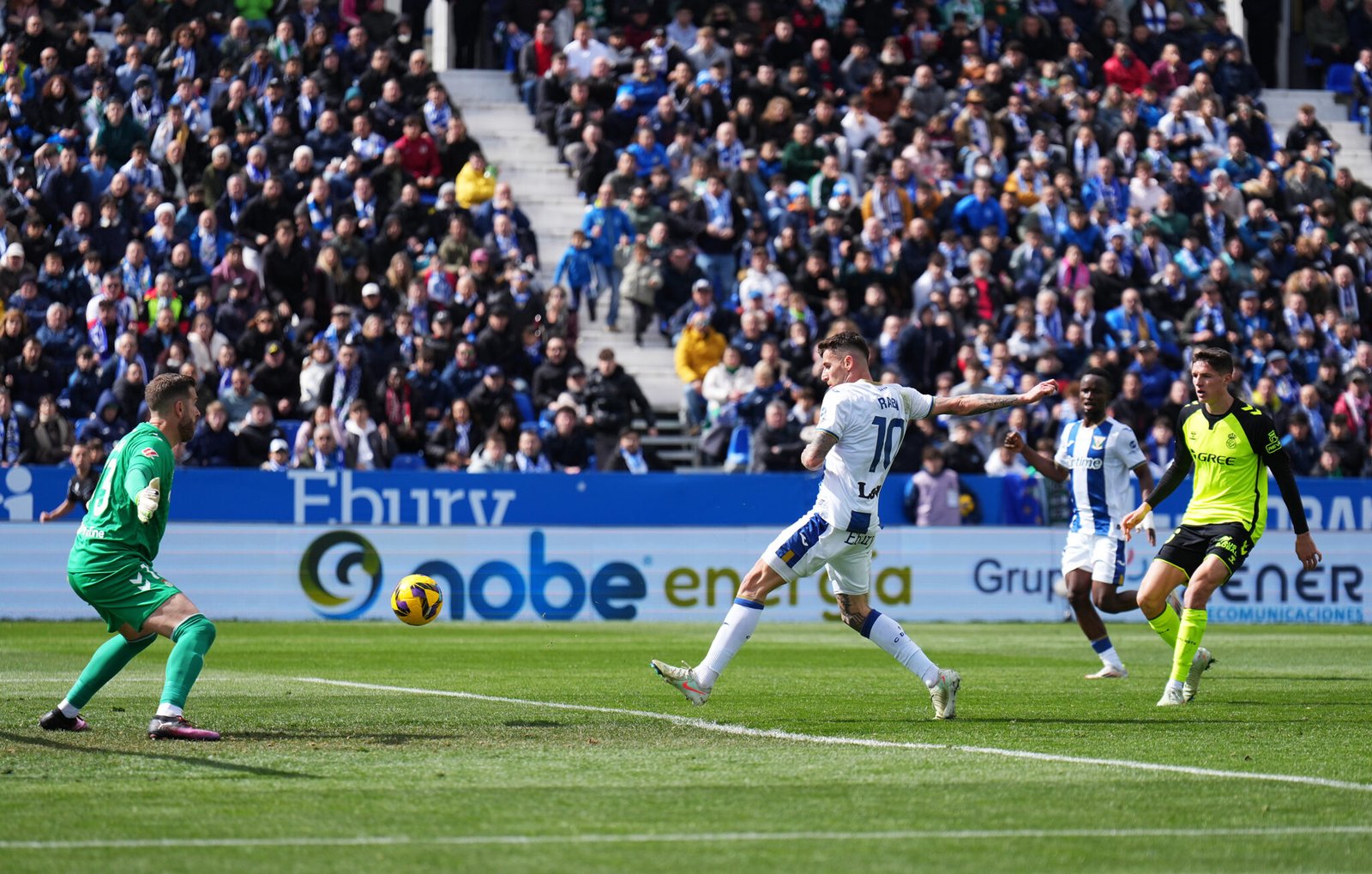 LEGANES, ESPAÑA - 16 DE MARZO: Daniel Raba del CD Leganés marca el segundo gol de su equipo durante el partido de LaLiga entre el CD Leganés y el Real Betis Balompié en el Estadio Municipal de Butarque el 16 de marzo de 2025 en Leganés, España. (Foto de Ángel Martínez/Getty Images)