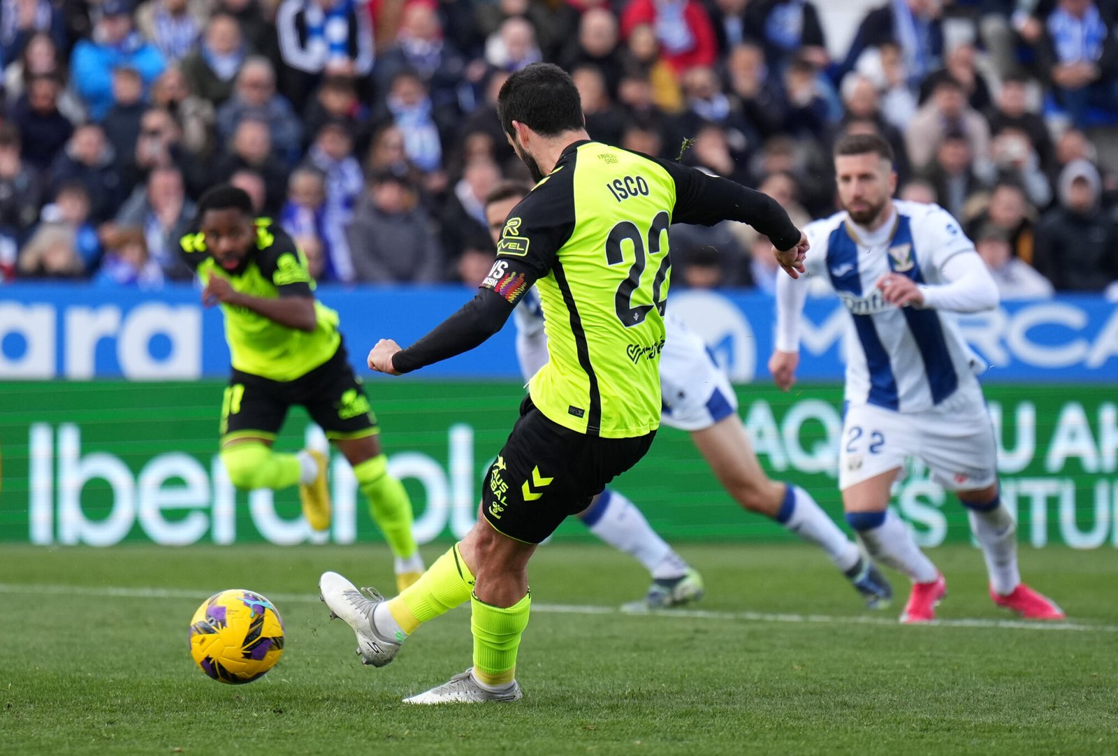 LEGANES, ESPAÑA - 16 DE MARZO: Isco del Real Betis marca el primer gol de su equipo desde el punto de penalti durante el partido de LaLiga entre el CD Leganés y el Real Betis Balompié en el Estadio Municipal de Butarque el 16 de marzo de 2025 en Leganés, España. (Foto de Ángel Martínez/Getty Images)