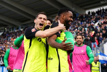 LEGANES, ESPAÑA - 16 DE MARZO: Cedric Bakambu, del Real Betis, celebra el segundo gol de su equipo con su compañero Romain Perraud durante el partido de LaLiga entre el CD Leganés y el Real Betis Balompié en el Estadio Municipal de Butarque el 16 de marzo de 2025 en Leganés, España. (Foto de Ángel Martínez/Getty Images)