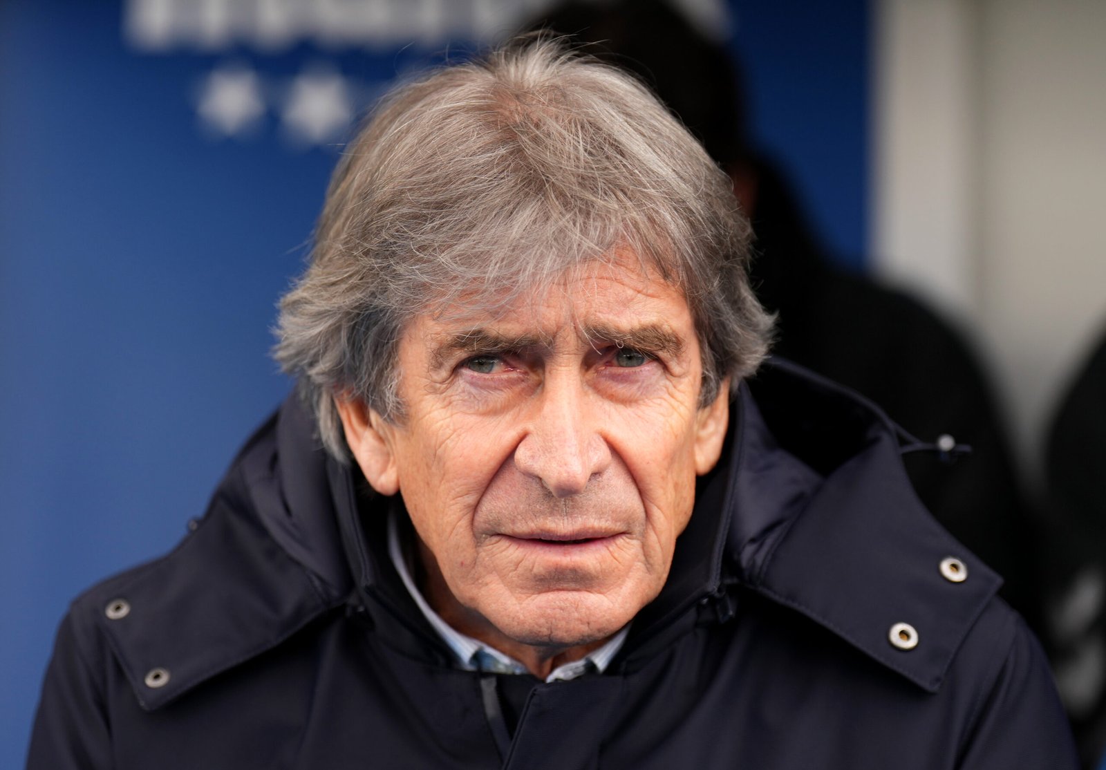 LEGANES, ESPAÑA - 16 DE MARZO: Manuel Pellegrini, entrenador del Real Betis, observa antes del partido de LaLiga entre el CD Leganés y el Real Betis Balompié en el Estadio Municipal de Butarque el 16 de marzo de 2025 en Leganés, España. (Foto de Ángel Martínez/Getty Images)