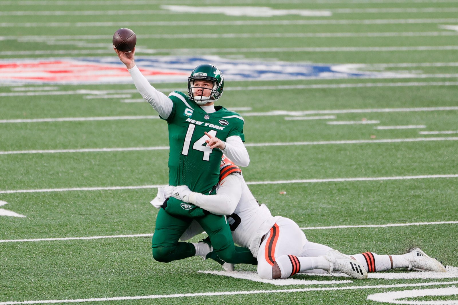 Sam Darnold #14 con New York Jets siendo placado por Myles Garrett #95 de los Cleveland Browns en el MetLife Stadium el 27 de Diciembre de 2020 en East Rutherford, New Jersey. (Fotografía: Sarah Stier/Getty Images)