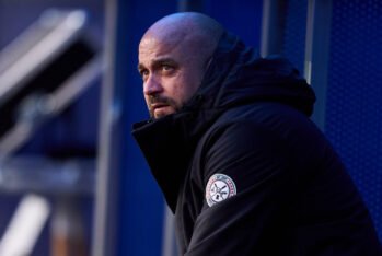 El entrenador Manolo González del RCD Espanyol mira antes del partido de LaLiga entre el Deportivo Alavés y el RCD Espanyol de Barcelona en el Estadio de Mendizorroza