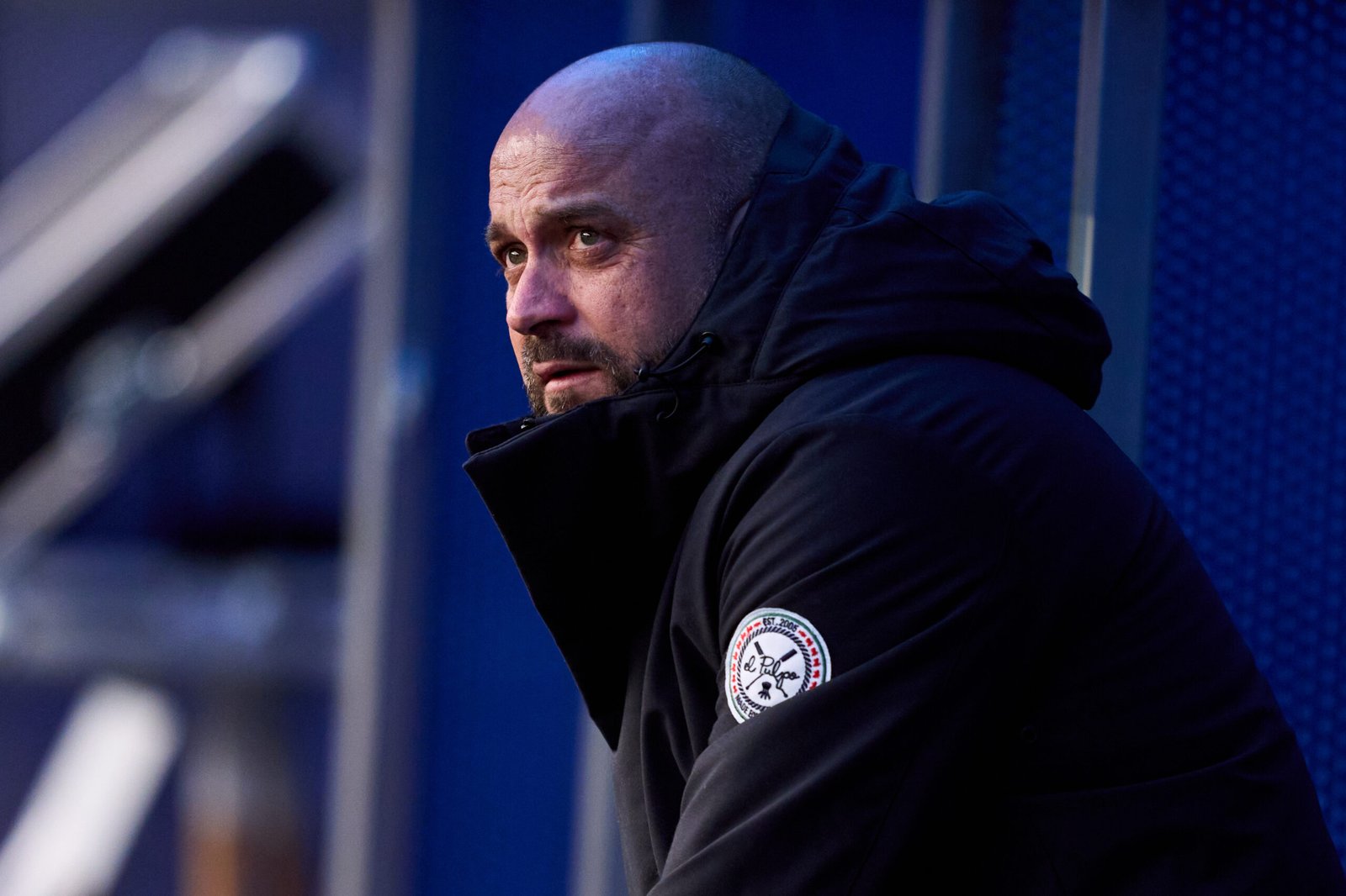 El entrenador Manolo González del RCD Espanyol mira antes del partido de LaLiga entre el Deportivo Alavés y el RCD Espanyol de Barcelona en el Estadio de Mendizorroza