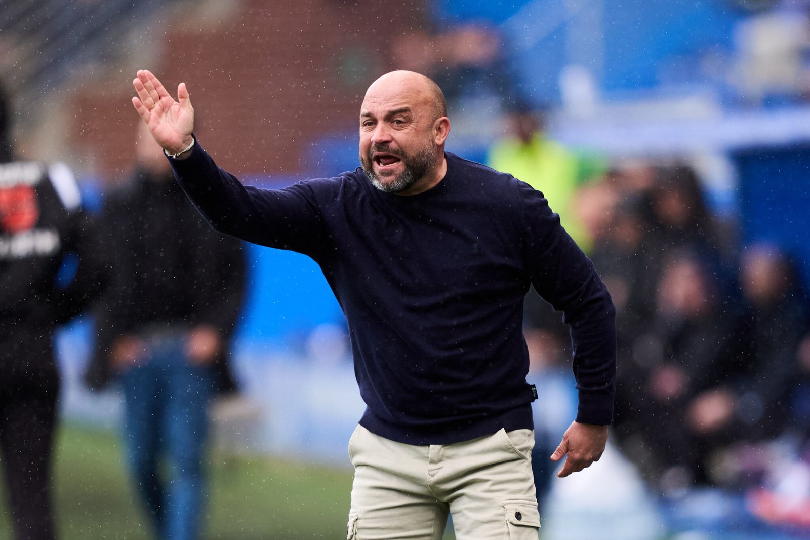 El entrenador Manolo González del RCD Espanyol reacciona durante el partido de LaLiga entre el Deportivo Alavés y el RCD Espanyol de Barcelona en el Estadio de Mendizorroza