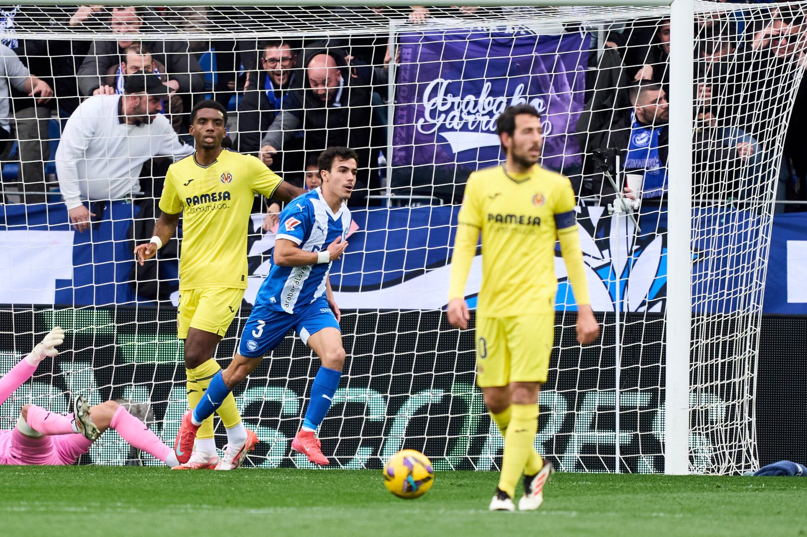 Manu Sánchez del Deportivo Alaves celebra tras marcar el gol durante el partido de LaLiga entre el Deportivo Alaves y el Villarreal CF