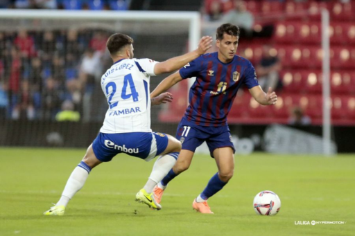 Lluís López defendiendo a Ortuño en el partido de ida de esta temporada entre el CD Eldense y el Real Zaragoza