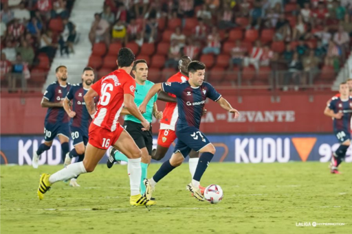 Alkain con el balón controlado ante Radovanovic