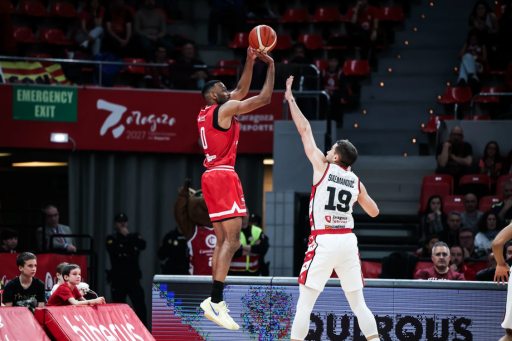 Aarón Wheeler tirando de triple ante Emir Sulejmanovic