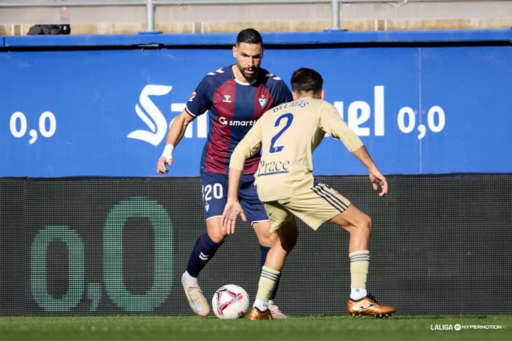 Delmás defendiendo a Antonio Puerta en el partido de ida de esta temporada