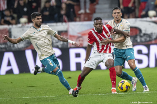 Calderon despejando el balón, mientras Martínez está marcando a Juan Otero en el partido de ida de esta temporada