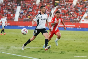 Córdoba con el balón ante Nico Melamed en el partido de ida de esta temporada