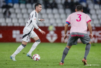 Morci con el balón controlado ante Cote en el partido de ida de esta temporada