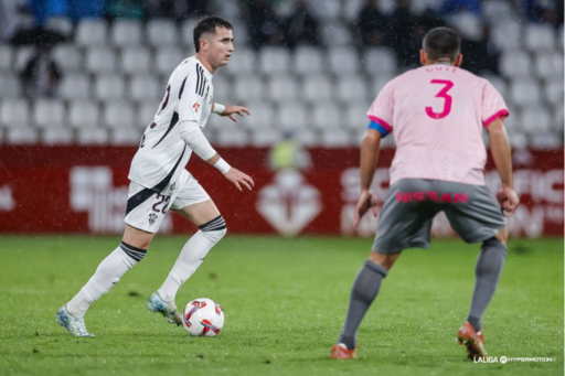 Morci con el balón controlado ante Cote en el partido de ida de esta temporada