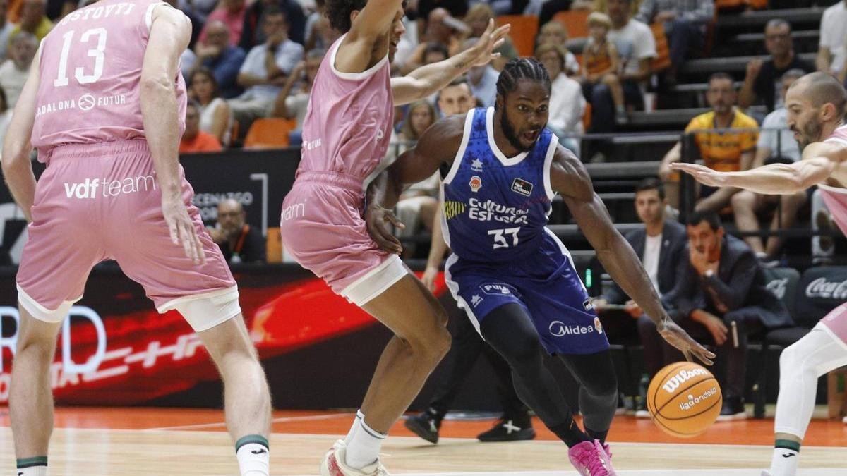 Semi Ojeleye, durante el partido entre el Valencia Basket y el Joventut en La Fonteta