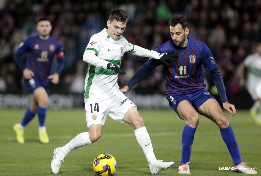 Jugador del Elche y Eldense disputando un balón en el Pepico Amat