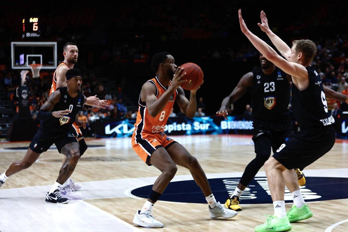 Chris Jones, en una entrada a canasta en el partido entre el Valencia Basket y el Cluj-Napoca 