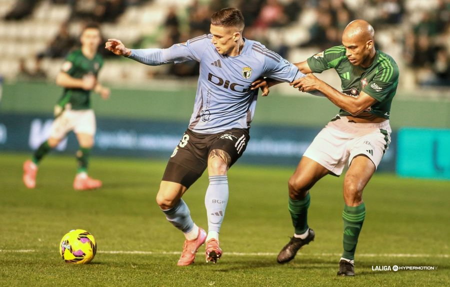 Edu Espiau aguantando el balón ante Naldo en el partido aplazado entre el Racing Club de Ferrol y el Burgos CF (Foto: vía LaLiga Hypermotion / Redes Sociales `web`)