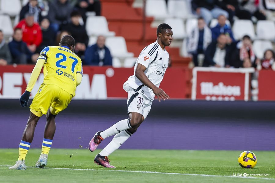 Kofane con el balón ante Diakite en la jornada anterior entre el Albacete Balompié y el Cádiz CF (Foto: vía LaLiga Hypermotion / Redes Sociales `web`)