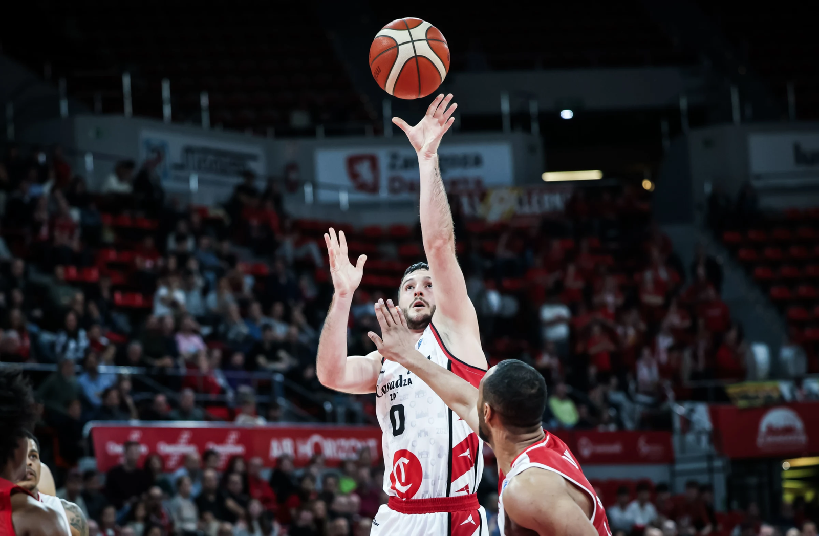 Marco Spissu tirando ante el Cholet Basket en la eliminatoria de la FIBA Europe Cup (Foto: vía FIBA Europe Cup / Redes Sociales `web`)