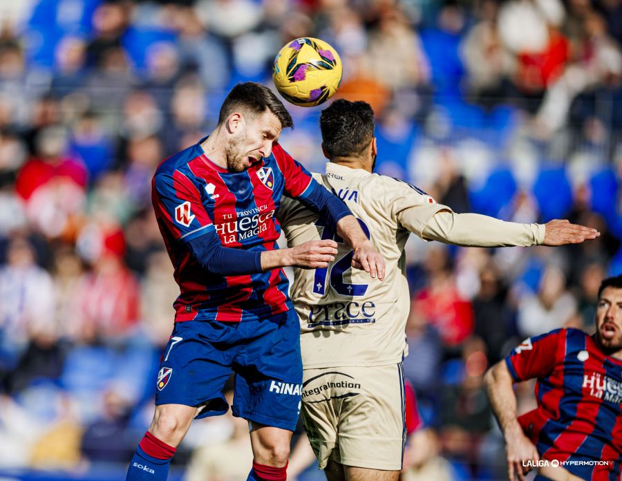 Gerard Valentín e Insúa saltando a la disputa en la anterior jornada entre la SD Huesca y el Racing Club de Ferrol (Foto: vía LaLiga Hypermotion / Redes Sociales `web`)