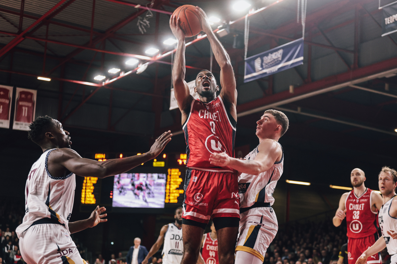 Aarón Wheeler anotando en la liga francesa (Foto: vía Cholet Basket / Redes Sociales `X`)