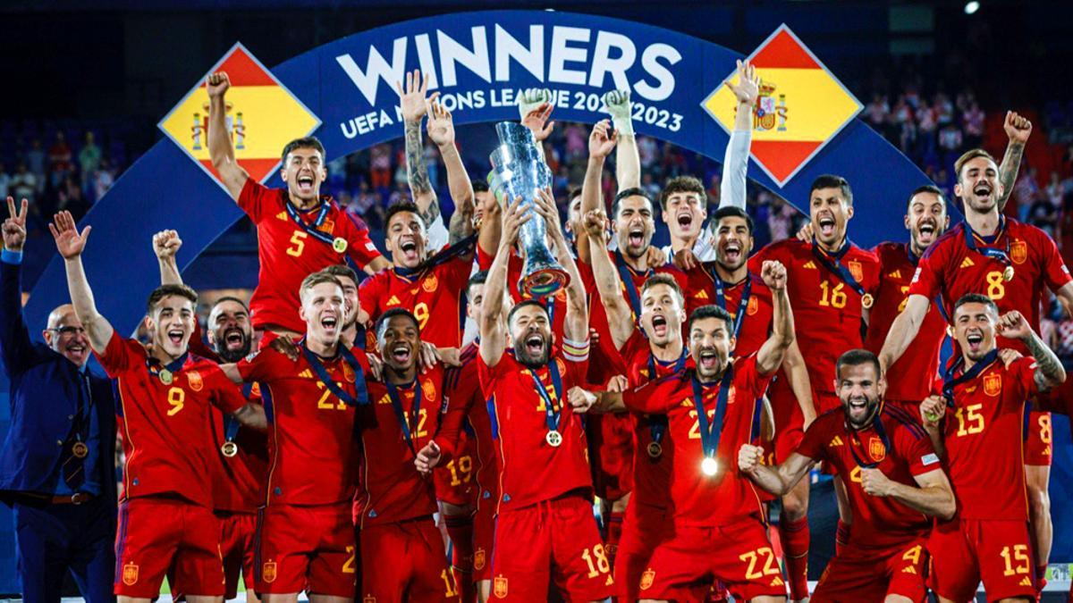 España celebra, con el trofeo, haber ganando la Nations League 2022/23 | RTVE