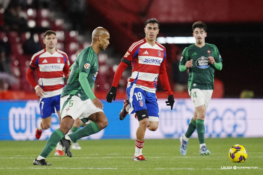 Naldo con el balón ante Reinier en la jornada anterior entre el Granada CF y el Racing Club de Ferrol (Foto: vía LaLiga Hypermotion / Redes Sociales `web`)