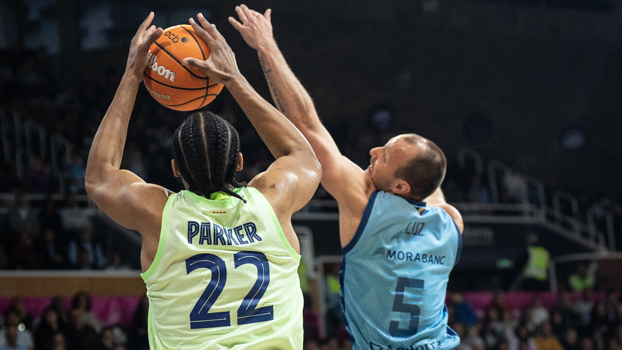 Jabari Parker y Rafa Luz disputando el balón (Foto: vía ACB / Redes Sociales `web`)