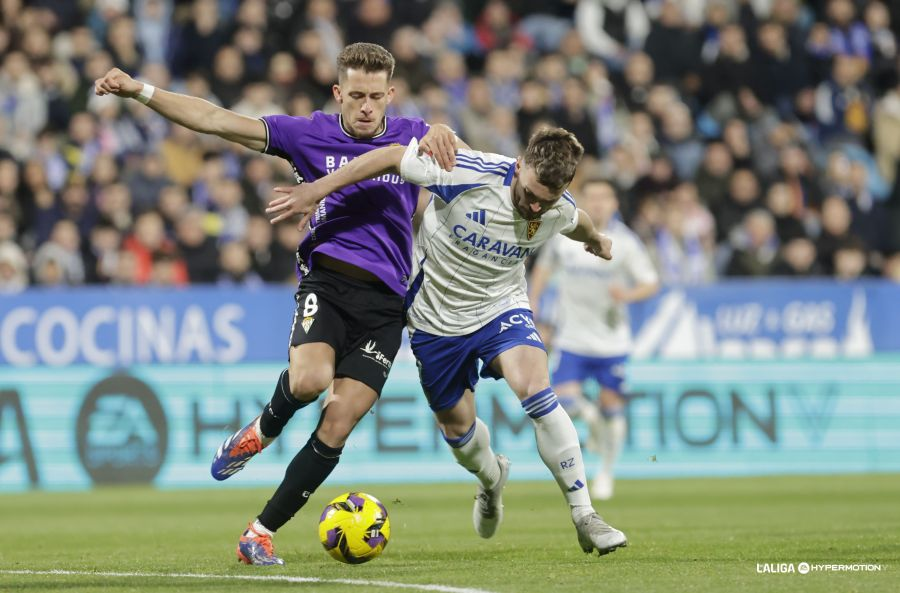 Mario Soberón e Isma Ruiz en disputa de balón (Foto: vía LaLiga Hypermotion / Redes Sociales `web`)