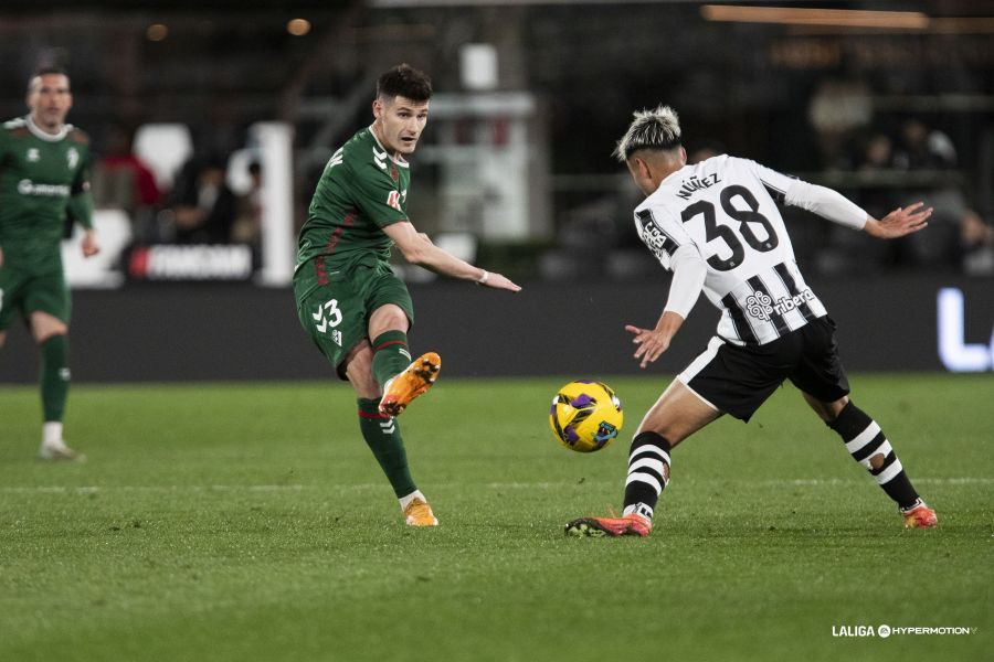 Cristian haciendo un pase ante Núñez en la anterior jornada entre el FC Cartagena y la SD Eibar (Foto: vía LaLiga Hypermotion / Redes Sociales `web`)