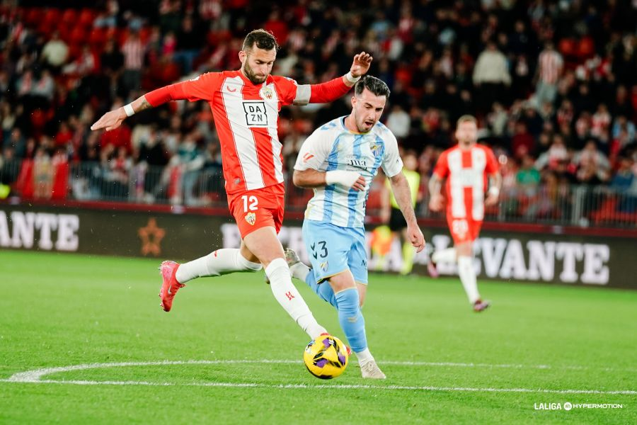 Leo Baptistao y Puga en disputa de balón en la jornada anterior entre el Málaga CF y la SD Almería (Foto: vía LaLiga Hypermotion / Redes Sociales `web`)