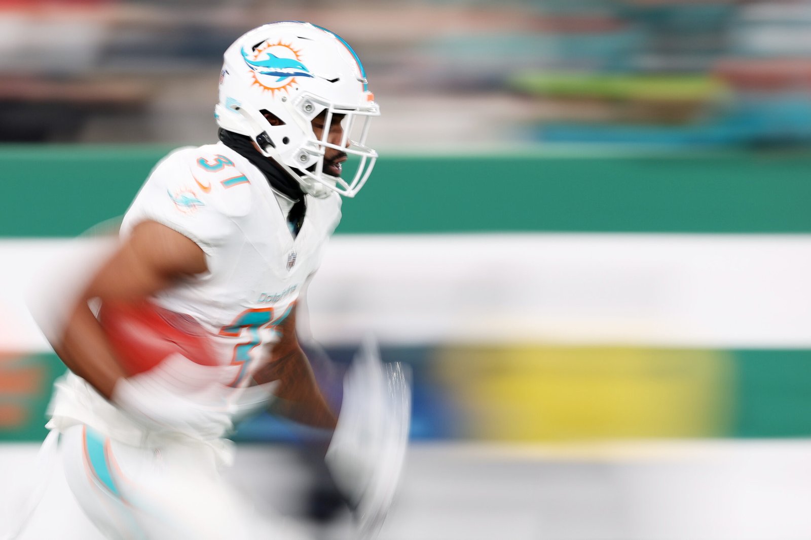 Raheem Mostert #31 con los Miami Dolphins en el partido con los New York Jets en el MetLife Stadium el 5 de Enero de 2025 en East Rutherford, New Jersey. (Fotografía: Luke Hales/Getty Images)