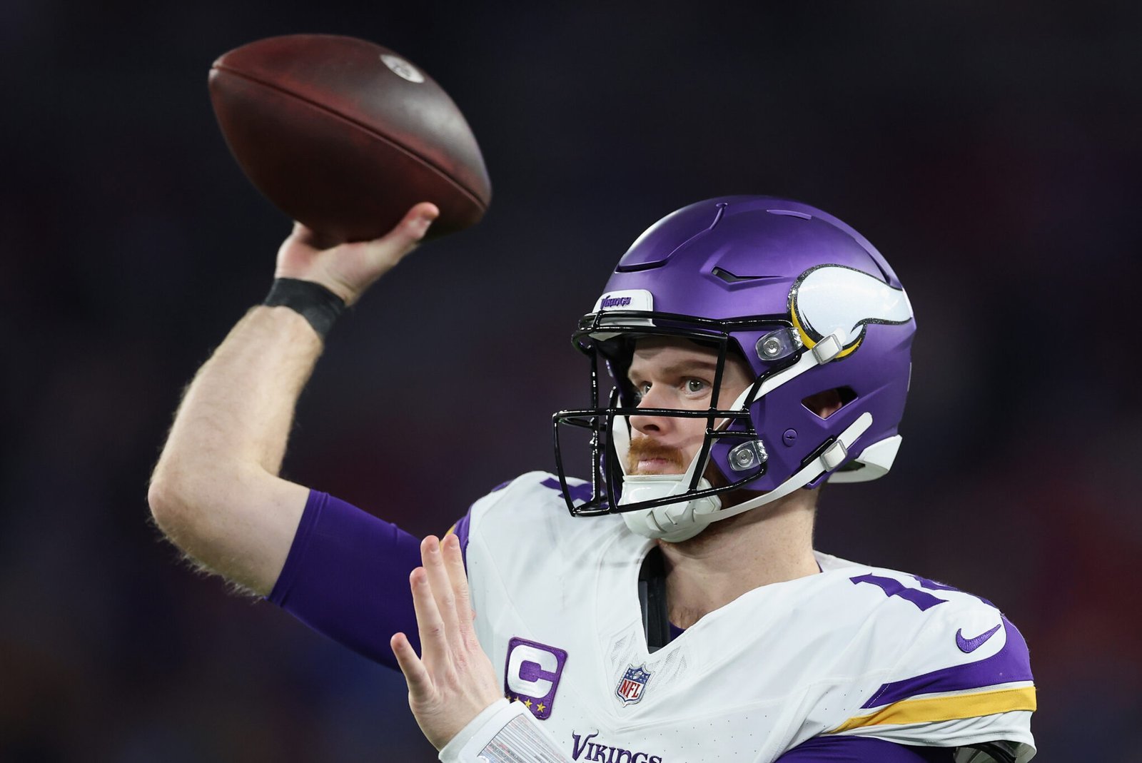  Sam Darnold #14  con los Minnesota Vikings calentando antes del NFL playoff en el State Farm Stadium el 13 de Enero de 2025 en Glendale, Arizona.(Fotografía:Christian Petersen/Getty Images)