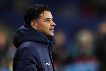 El entrenador del Girona FC, Michel Sánchez, observa antes del partido de LaLiga entre el RCD Espanyol de Barcelona y el Girona FC en el RCDE Stadium