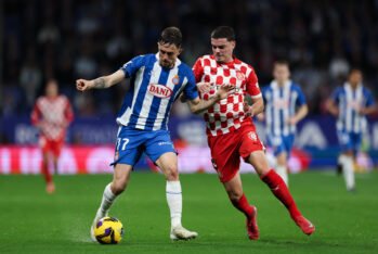 Jofre Carreras del Reial Club Deportiu Espanyol compite por el balón con Miguel Gutiérrez del Girona FC durante el partido de LaLiga entre el RCD Espanyol de Barcelona y el Girona FC en el Estadio RCDE