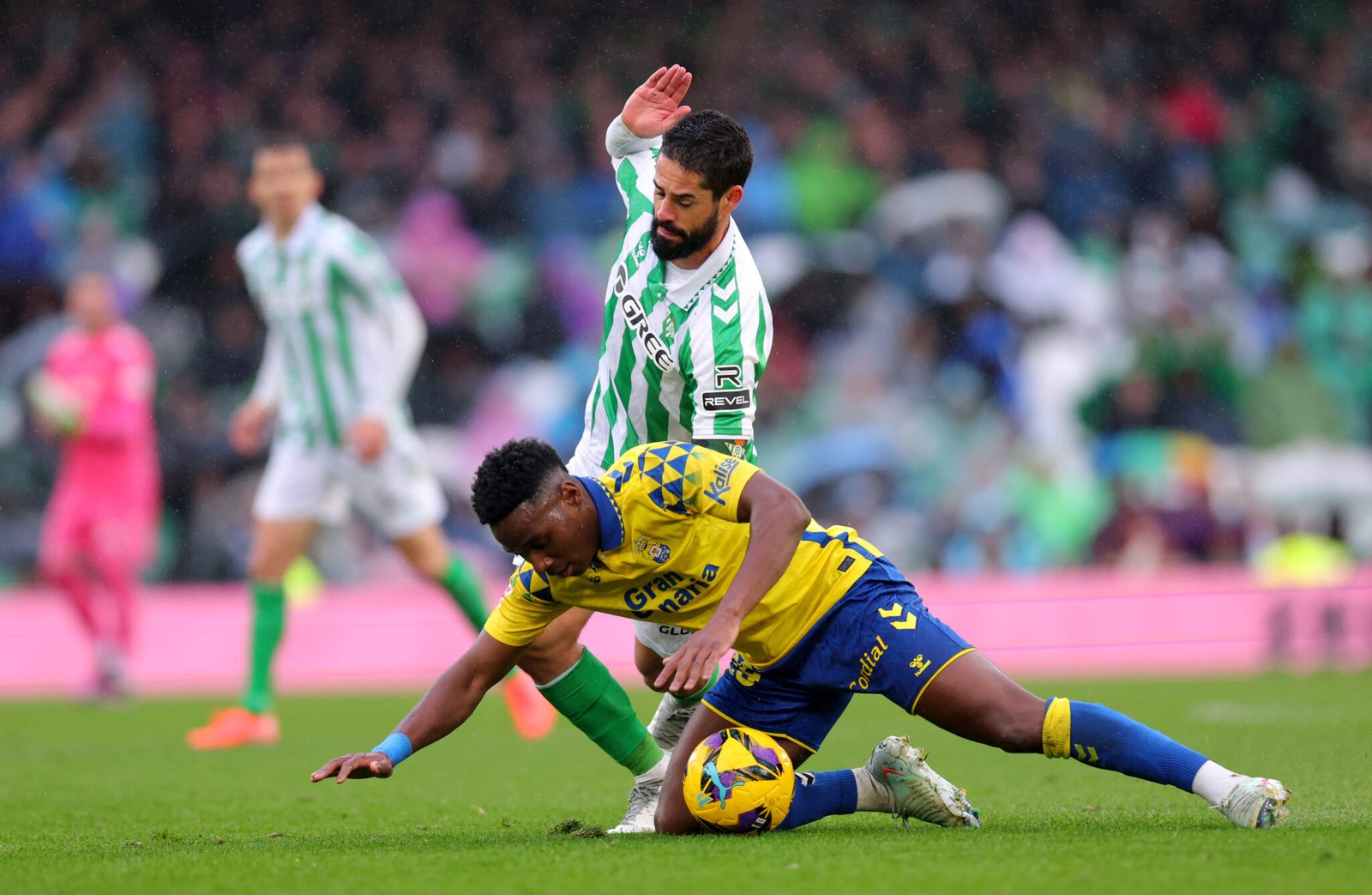 SEVILLA, ESPAÑA - 09 DE MARZO: Darío Essugo de la UD Las Palmas es desafiado por Isco del Real Betis durante el partido de LaLiga entre el Real Betis Balompié y la UD Las Palmas en el Estadio Benito Villamarín el 09 de marzo de 2025 en Sevilla, España. (Foto de Fran Santiago/Getty Images)