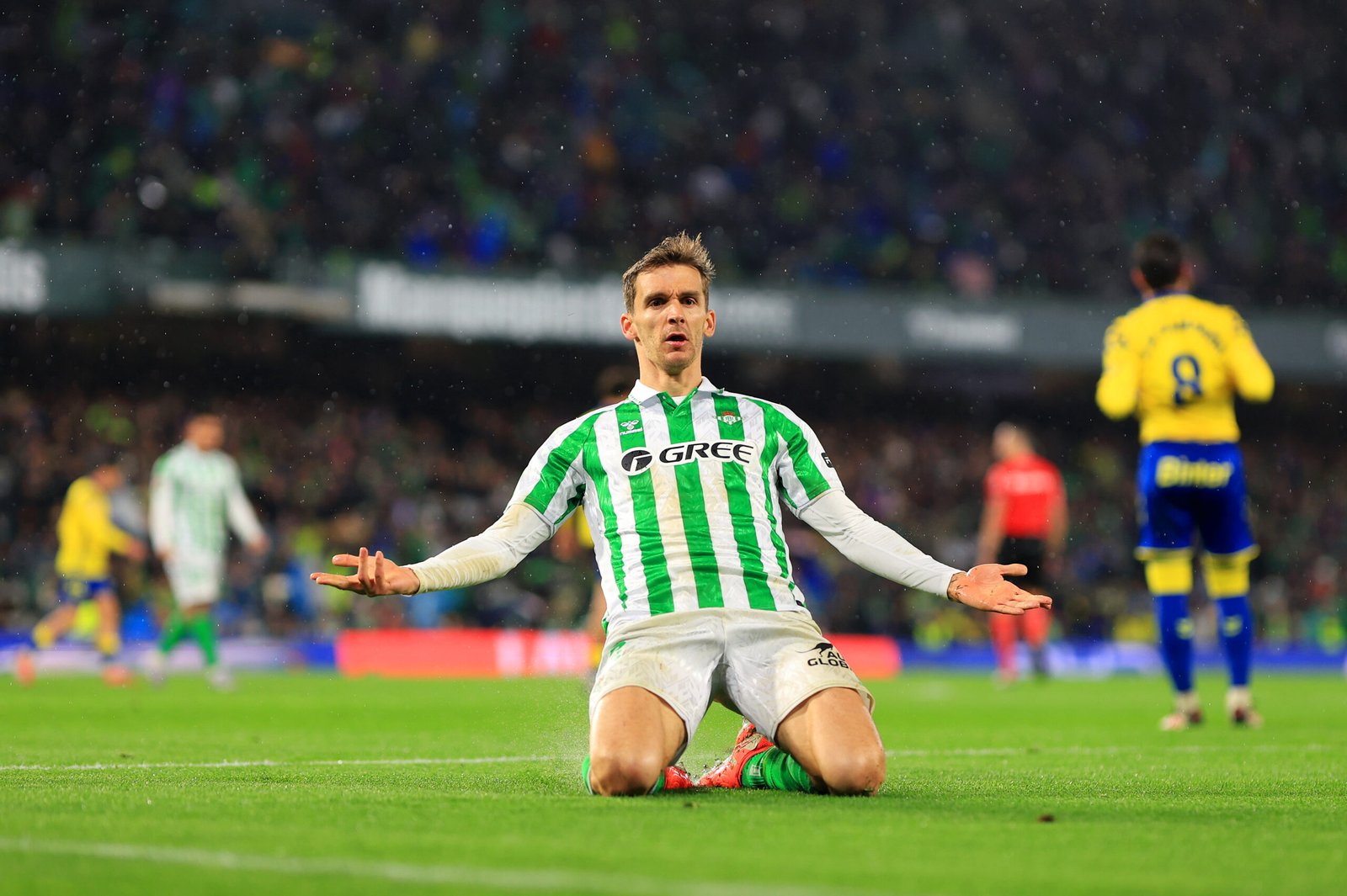 SEVILLA, ESPAÑA - 09 DE MARZO: Diego Llorente del Real Betis celebra el primer gol de su equipo durante el partido de LaLiga entre el Real Betis Balompié y la UD Las Palmas en el Estadio Benito Villamarín el 09 de marzo de 2025 en Sevilla, España. (Foto de Fran Santiago/Getty Images)