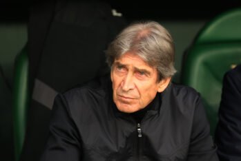 Manuel Pellegrini en el partido de la Conference League Real Betis Balompié - Vitoria SC (Foto de: Fran Santiago/Getty Images)