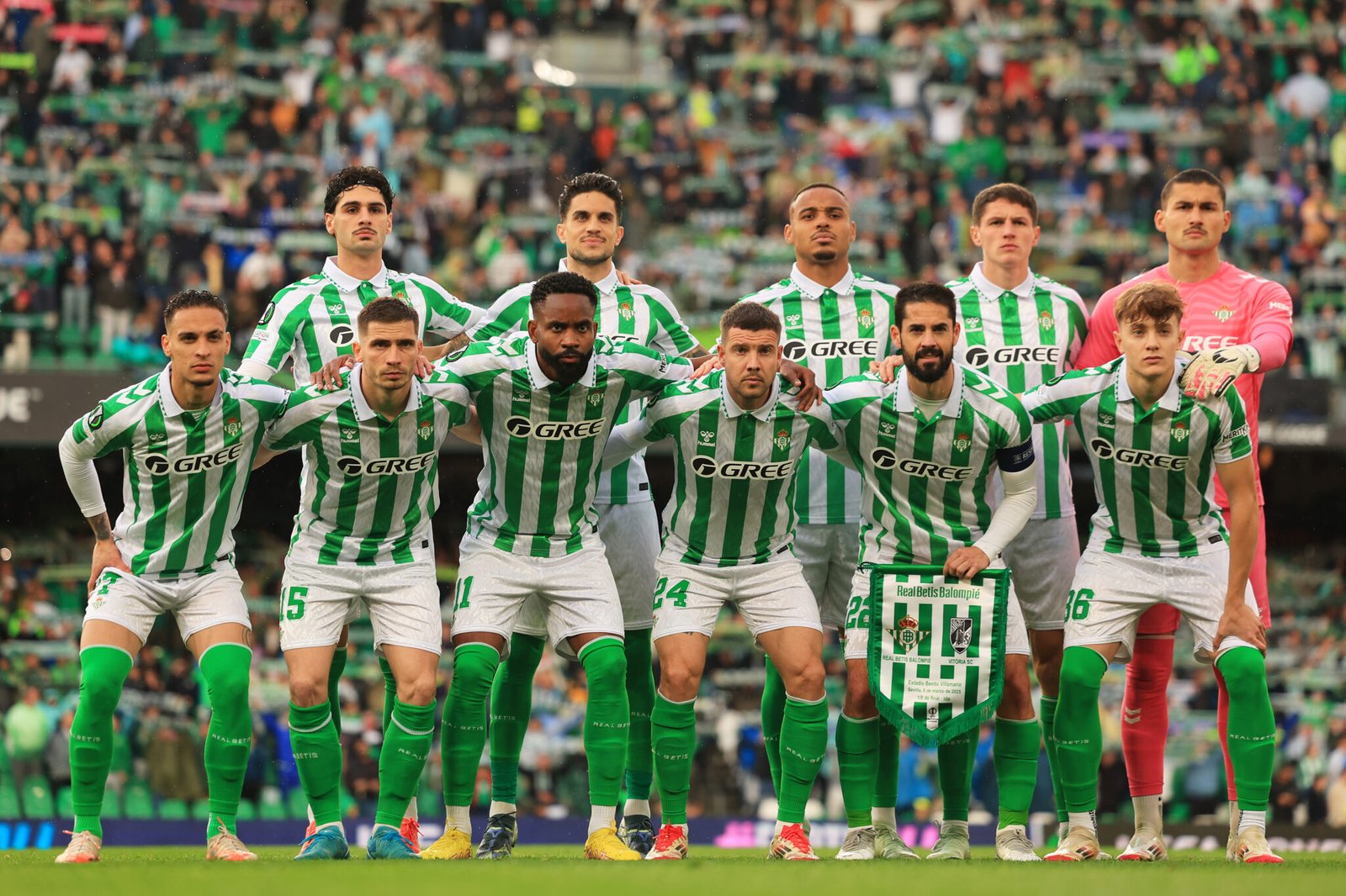 Los jugadores del Real Betis posan para una fotografía de equipo antes del partido de ida de los octavos de final de la UEFA Conference League 2024/25 entre el Real Betis Balompié y el Vitoria SC en el Estadio Benito Villamarín el 6 de marzo de 2025 en Sevilla, España. (Foto de Fran Santiago/Getty Images).