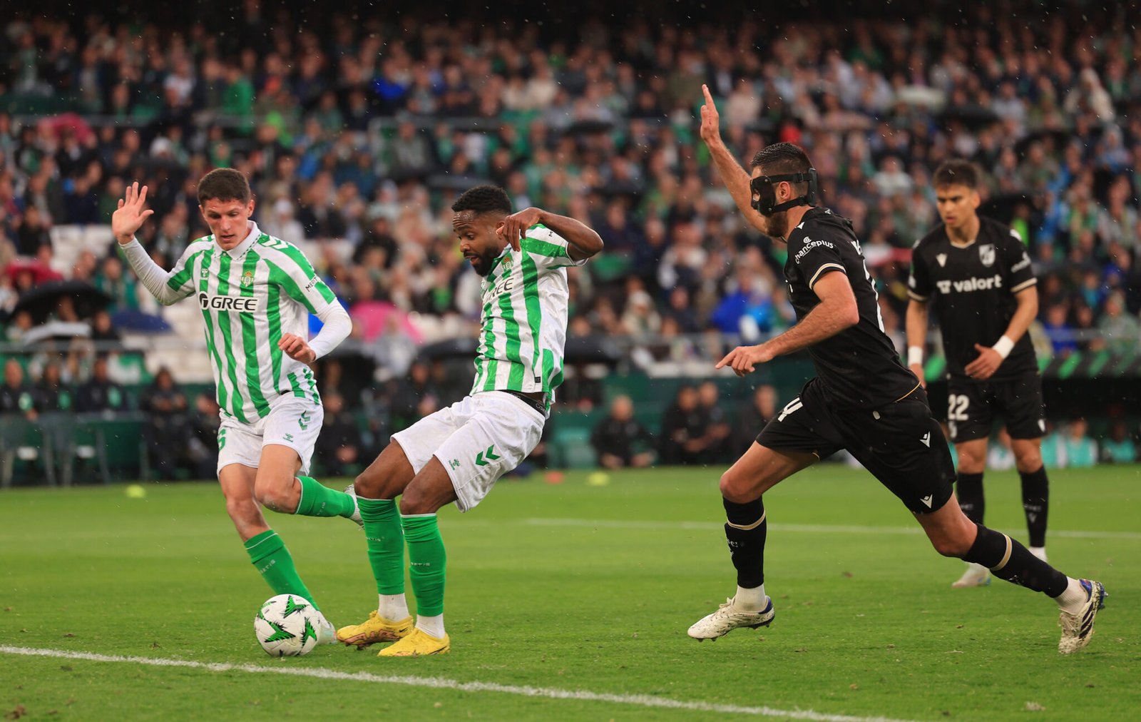 Jugadores del Real Betis Balompié y del Vitoria Guimaraes en el Estadio Benito Villamarín (Foto de: Fran Santiago/Getty Images)