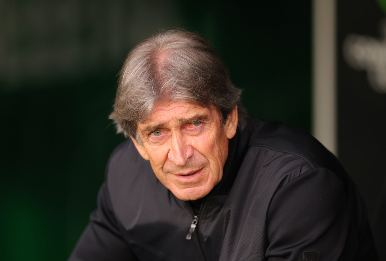 Manuel Pellegrini, entrenador del Real Betis, observa antes del partido de ida de los octavos de final de la UEFA Conference League 2024/25 entre el Real Betis Balompié y el Vitoria SC en el Estadio Benito Villamarín el 6 de marzo de 2025 en Sevilla, España. (Foto de Fran Santiago/Getty Images).