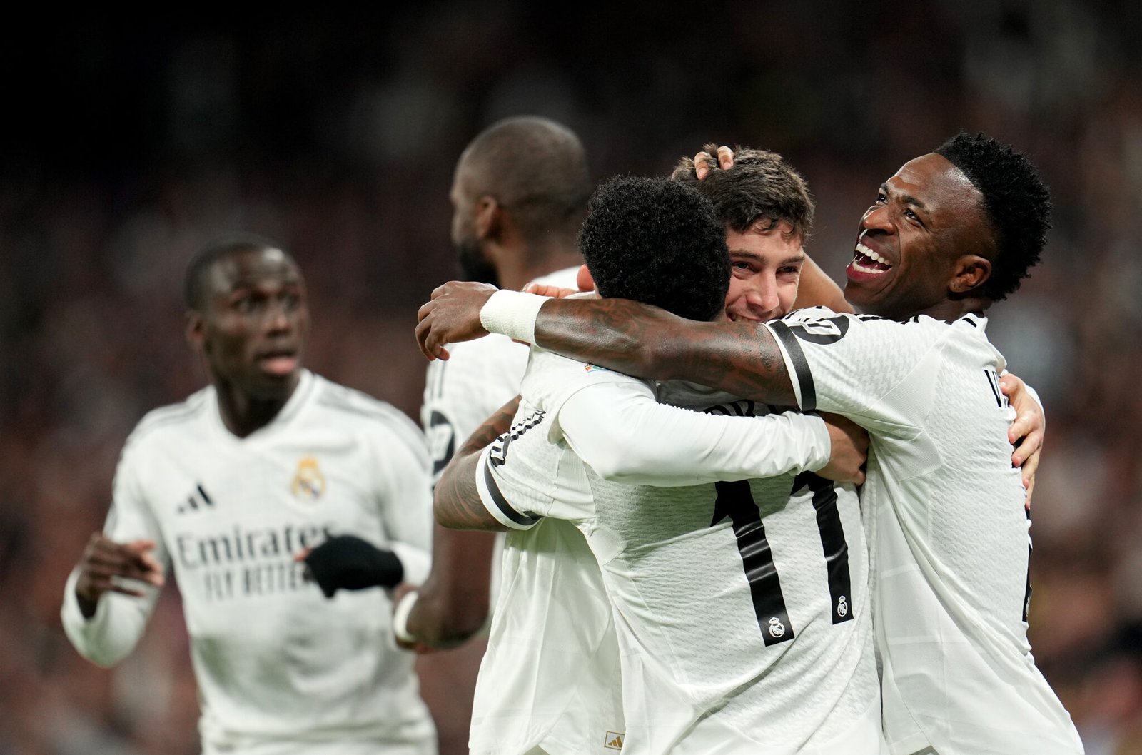 MADRID, ESPAÑA - 04 DE MARZO: Rodrygo del Real Madrid celebra el primer gol de su equipo con sus compañeros Vinicius Junior y Federico Valverde durante el partido de ida de los octavos de final de la UEFA Champions League 2024/25 entre el Real Madrid C.F. y el Atlético de Madrid en el estadio Santiago Bernabéu el 04 de marzo de 2025 en Madrid, España. (Foto de Aitor Alcalde/Getty Images)