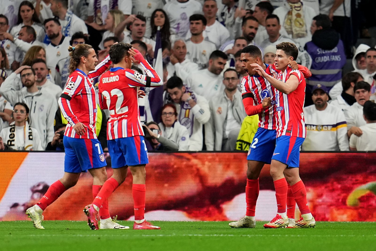 MADRID, ESPAÑA - 04 DE MARZO: Julián Álvarez del Atlético de Madrid celebra el primer gol de su equipo con su compañero Samuel Lino durante el partido de ida de los octavos de final de la UEFA Champions League 2024/25 entre el Real Madrid C.F. y el Atlético de Madrid en el estadio Santiago Bernabéu el 04 de marzo de 2025 en Madrid, España. (Foto de Aitor Alcalde/Getty Images)