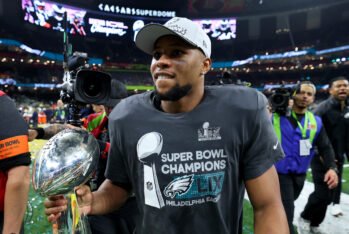 Saquon Barkley #26 con los Philadelphia Eagles con el trofeo Vince Lombardi después de vencer al Kansas City Chiefs 40-22 para ganar la Super Bowl LIX en el Caesars Superdome el 9 de Febrero de 2025 en New Orleans, Louisiana. (Fotografía: Gregory Shamus/Getty Images)